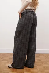 Pantalón de corte recto y tiro alto con estampado de cuadros tipo gales en tonos azul y gris. Cuenta con bolsillos laterales y cierre frontal.