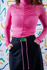 Remera de microtul elastizado color rosa, con cuello alto y detalle de fruncido central vertical.