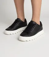 Championes Viko de diseño minimalista con acabado liso, capellada de poliuretano color negro, cordones al tono y suela bold volumosa de color blanco.