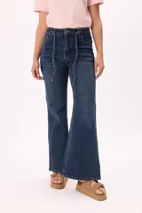 Jean wide leg de denim azul con tiro alto y cordones decorativos en la cintura.