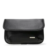 Cartera tipo sobre de cuero sintético negro, con solapa frontal y placa metálica con el logo de la marca.