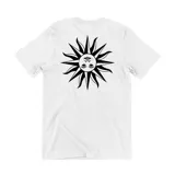 Remera blanca de manga corta de la marca Emexem con cuello redondo, confeccionada en 100% algodón. Presenta un pequeño estampado cuadrado en el pecho con la letra W y la inscripción Muertevideo.