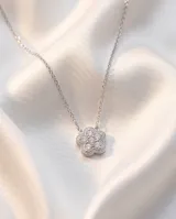 Collar de acero con dije en forma de flor adornado con circonias brillantes.