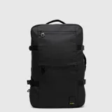 Mochila de viaje Bubba color negro, con diseño minimalista, compartimentos frontales con cierre y correas laterales ajustables.
