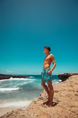 Short de baño color turquesa con estampado de tortugas, cuenta con cintura elástica con cordón ajustable, dos bolsillos laterales y uno trasero.