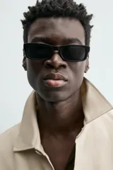 Sobrecamisa de algodón color beige claro, de corte relajado, con cuello solapa, manga larga y dos bolsillos de plastrón en el pecho.