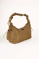 Cartera de hombro Daniel Cassin modelo Orren, de color verde seco. Cuenta con diseño fruncido en el asa, bolsillos laterales con cordón ajustable y cierre superior.