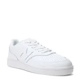 Championes New Balance modelo 80 Court, de diseño urbano inspirado en el básquetbol, completamente blancos con logo lateral característico y puntera perforada.