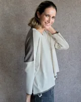 Sweater de corte holgado y diseño bicolor, con frente en color crema y espalda y mangas en color gris. Presenta cuello redondo y terminaciones en tejido acanalado.