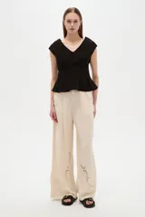 Blusa de lino negra, entallada al cuerpo con pinzas, escote en V y cierre.