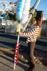 Remera de manga larga con diseño de rayas horizontales y verticales en blanco y negro, con estampado frontal multicolor.