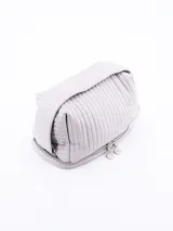 Neceser color crema con diseño acolchado y cierre doble.