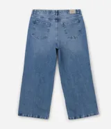Pantalón wide leg de jean azul con lavado claro, tiro alto, diseño amplio y recto, con bolsillos funcionales y presillas en la cintura.