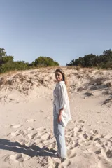 Camisa blanca de broderie con cuello camisero y mangas cortas abullonadas.