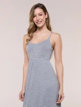 Vestido maxi de modal, con diseño de rayas horizontales, tirantes finos, escote redondo y corte imperio con fruncido. Cuenta con una falda fluida y corte largo.