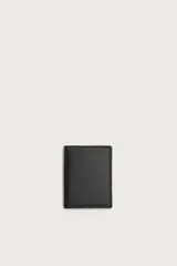 Tarjetero vertical de diseño minimalista con textura granulada. Cuenta con compartimento principal para billetes y múltiples ranuras para tarjetas.