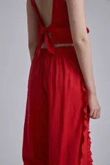 Pantalón marrón de corte recto con volados en los laterales.