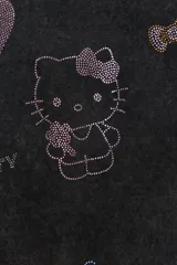Camiseta de algodón con efecto lavado, cuello redondo y manga corta. Presenta múltiples estampados brillantes de Hello Kitty y motivos relacionados realizados con pedrería.