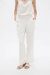 Pantalon de viscosa color blanco, de corte recto, con bolsillos laterales y cintura elástica con cordón ajustable.