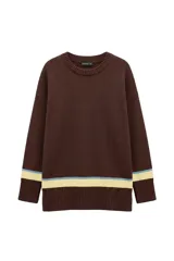 Sweater tejido de punto en color marrón, con cuello redondo y mangas largas. Presenta un diseño con franjas horizontales en tonos celeste y amarillo en los puños y en el ruedo inferior, con terminaciones acanaladas.