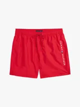 Short de baño rojo de Tommy Hilfiger, con cintura elástica ajustable con cordón y logo estampado en la pierna izquierda.
