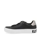 Zapatillas urbanas Hush Puppies de cuero negro con suela de goma blanca y detalle de marca en el talón.
