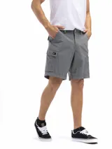 Bermuda de trekking color caqui, corte clásico, con múltiples bolsillos funcionales, incluyendo bolsillos cargo con cierre y botón. Presenta presillas para cinturón y cierre de botón y cremallera.