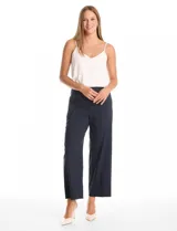 Pantalón de corte wide leg y largo cropped, color azul marino con diseño de micro-rayas verticales. Presenta cintura ancha estilo pull-on, bolsillos laterales discretos y dobladillo ancho en el ruedo.