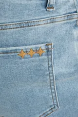 Jean de corte baggy con tiro medio, confeccionado en algodón peinado de tono celeste claro. Presenta un diseño de pierna amplia con costuras reforzadas en la zona de las rodillas.
