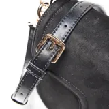 Bandolera de símil gamuza color negro, con solapa frontal y cierre magnético. Presenta un detalle frontal con el logo "XL" en dorado. Incluye un asa corta desmontable y una correa larga regulable y desmontable. Cuenta con herrajes metálicos dorados y un bolsillo interno con cierre.