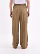 Pantalon de corte recto y tiro alto, con diseño de pinzas en la cintura y textura arrugada, en color oliva.