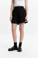 Short color crema de lino y algodón con cintura elastizada.