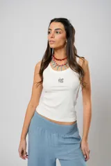 Musculosa blanca de rib 100% algodón con logo JOSÉPHINE bordado en el frente.