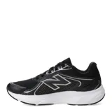 Championes de running New Balance modelo Amaste, color negro con detalles en plateado. Presentan una capellada de malla transpirable con refuerzos sintéticos, cierre de cordones y entresuela blanca amortiguada.
