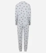 Pijama de dos piezas confeccionado en tejido de punto, compuesto por una blusa de manga larga con cuello redondo y puños ajustados, y un pantalón recto con cintura elástica. Presenta un estampado continuo de moñitas sobre fondo gris.