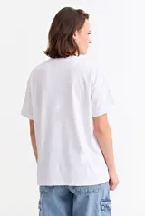 Remera de algodón color verde oliva con cuello redondo, mangas cortas y estampa frontal con la frase 'LE SOLEIL EST MAGIQUE' en letras blancas.