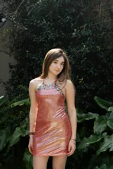 Vestido corto azul con escote halter y espalda descubierta. Presenta detalles de encaje negro en el escote y los laterales.