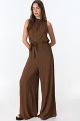 Mono marrón sin mangas, con cuello alto fruncido y lazo en la cintura.