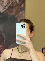 Collar de piedras naturales en tonos verdes con dije colgante de bronce con diseño orgánico.