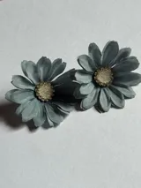 Caravanas de flor de tela color azul celeste, con centro de resina blanca y strass.