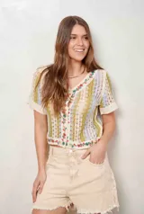 Blusa tejida de manga corta con diseño de rayas en tonos beige, verde y celeste, escote en V y detalles de bordado floral a lo largo de la botonadura y el ruedo.
