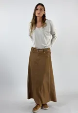 Pollera larga marrón de jean con corte en A y costuras a la vista.