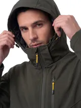 Chaqueta técnica de color verde oliva, diseñada con tecnología Storm Blocker+ para protección contra agua y viento. Cuenta con capucha extraíble y ajustable, cierre frontal impermeable, bolsillo en el pecho y bolsillos laterales con cierres impermeables en contraste amarillo. Incluye aislamiento térmico de poliéster reciclado y ajustes elásticos en capucha y dobladillo.