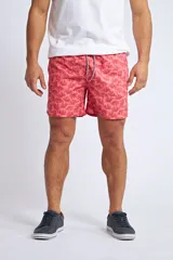 Short de baño con estampado de ondas en tonos azules, cintura elástica con cordón ajustable, bolsillos laterales y bolsillo trasero. Incluye suspensor interno y logo bordado.