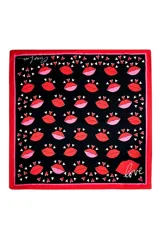 Pañuelo cuadrado de poliéster con estampado repetitivo de labios rojos y rosados sobre fondo negro, rodeados de pequeños corazones blancos. El borde es rojo con un ribete interior rosado. Incluye la palabra "love" escrita en cursiva en una esquina.