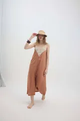 Vestido midi lencero marrón de lino, con escote en V pronunciado con aplique de encaje en contraste, breteles regulables y botonadura frontal decorativa.