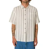 Camisa de manga corta Katin Alan de color beige con rayas verticales oscuras, corte estándar, cuello camisero, cierre frontal con botones y un bolsillo aplicado en el pecho.