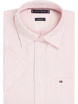 Camisa de manga corta Tommy Hilfiger confeccionada en tejido oxford de algodón. Presenta un diseño de rayas verticales finas en color rosa y blanco, cuello clásico con botones, cierre frontal abotonado y un bolsillo en el pecho con el logo de la marca bordado.