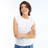 Musculosa blanca de punto con diseño de corazón bordado en hilo dorado en el pecho, cuello redondo y hombros ligeramente estructurados.