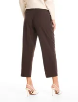Pantalón de vestir marca Elie Tahari con silueta fluida, diseño de pinzas frontales, bolsillos laterales funcionales y corte wide leg al tobillo.